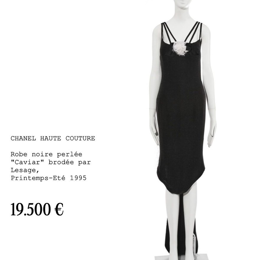 فستان أسود من مجموعة صيف 1995 بسعر 19500 يورو