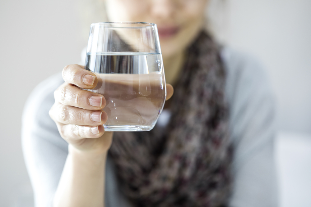 شرب الماء بكميات كبيرة أحد النصائح المهمة لتعزيز صحة الجلد والشعر في فصل الشتاء