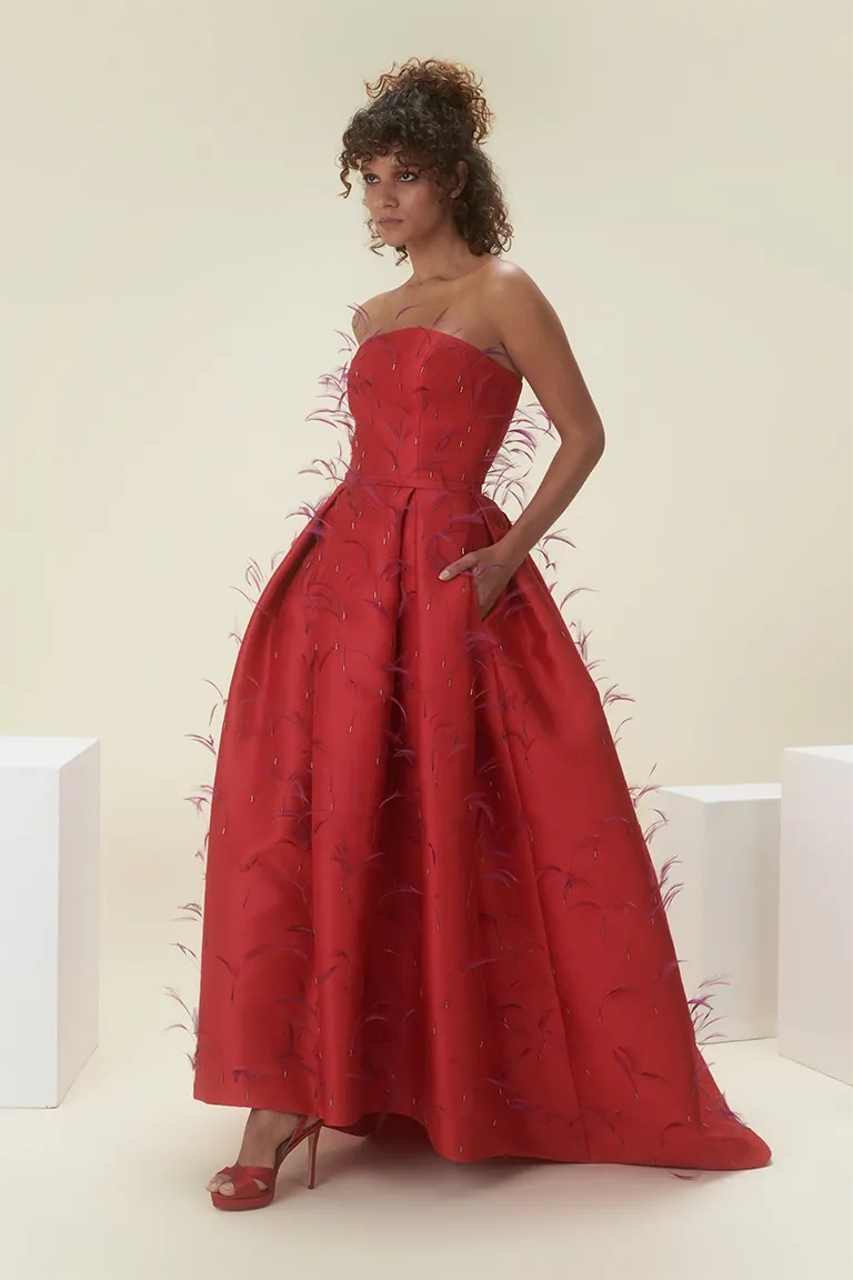 فستان أحمر مزين بالريش من رامي العلي