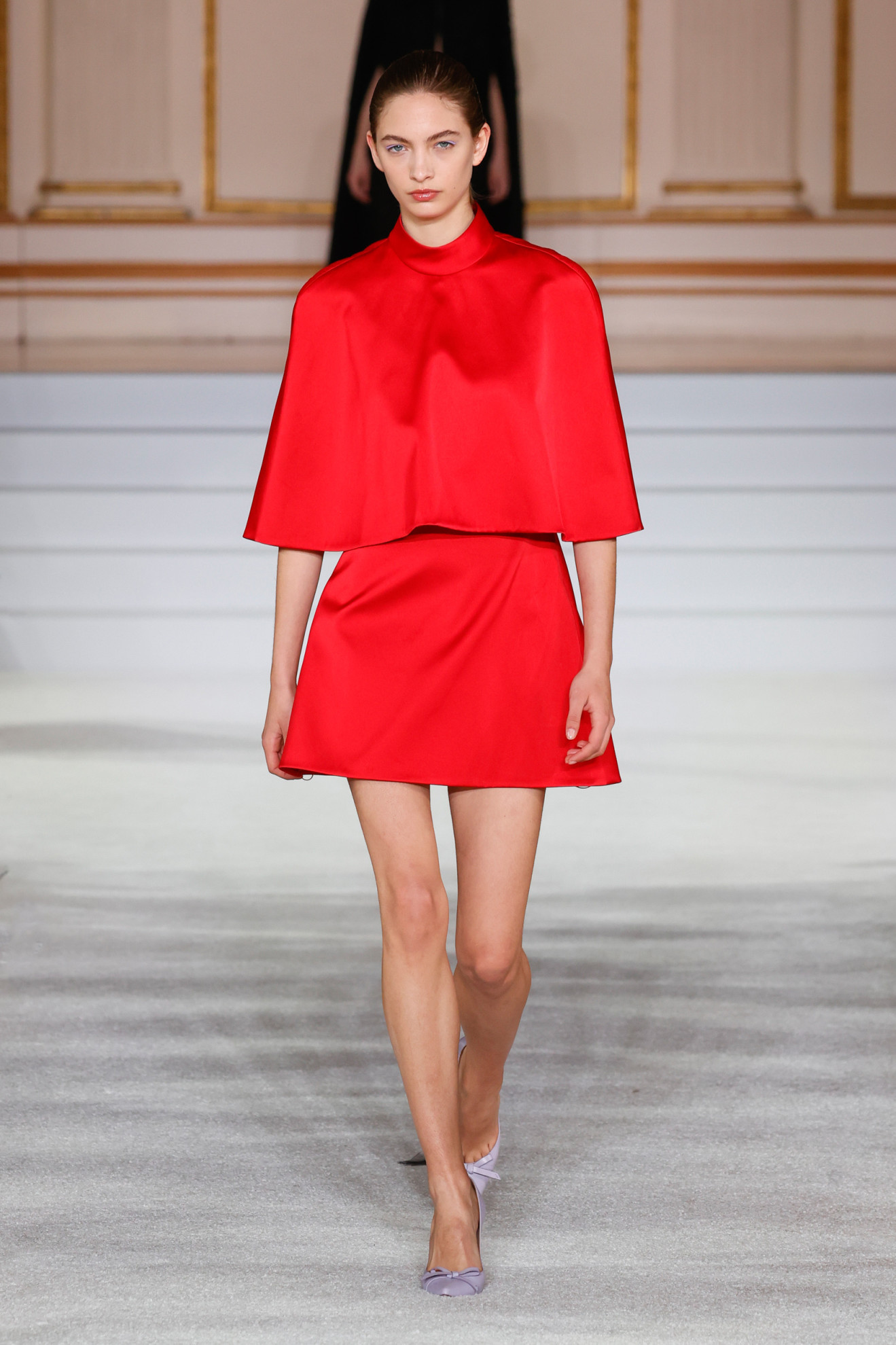 فستان قصير باللون الأحمر من كارولينا هيريرا
