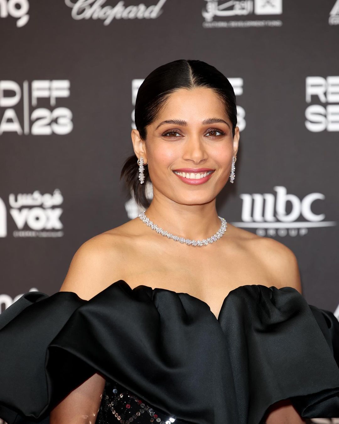 اطلالة Freida Pinto بالمكياج البني