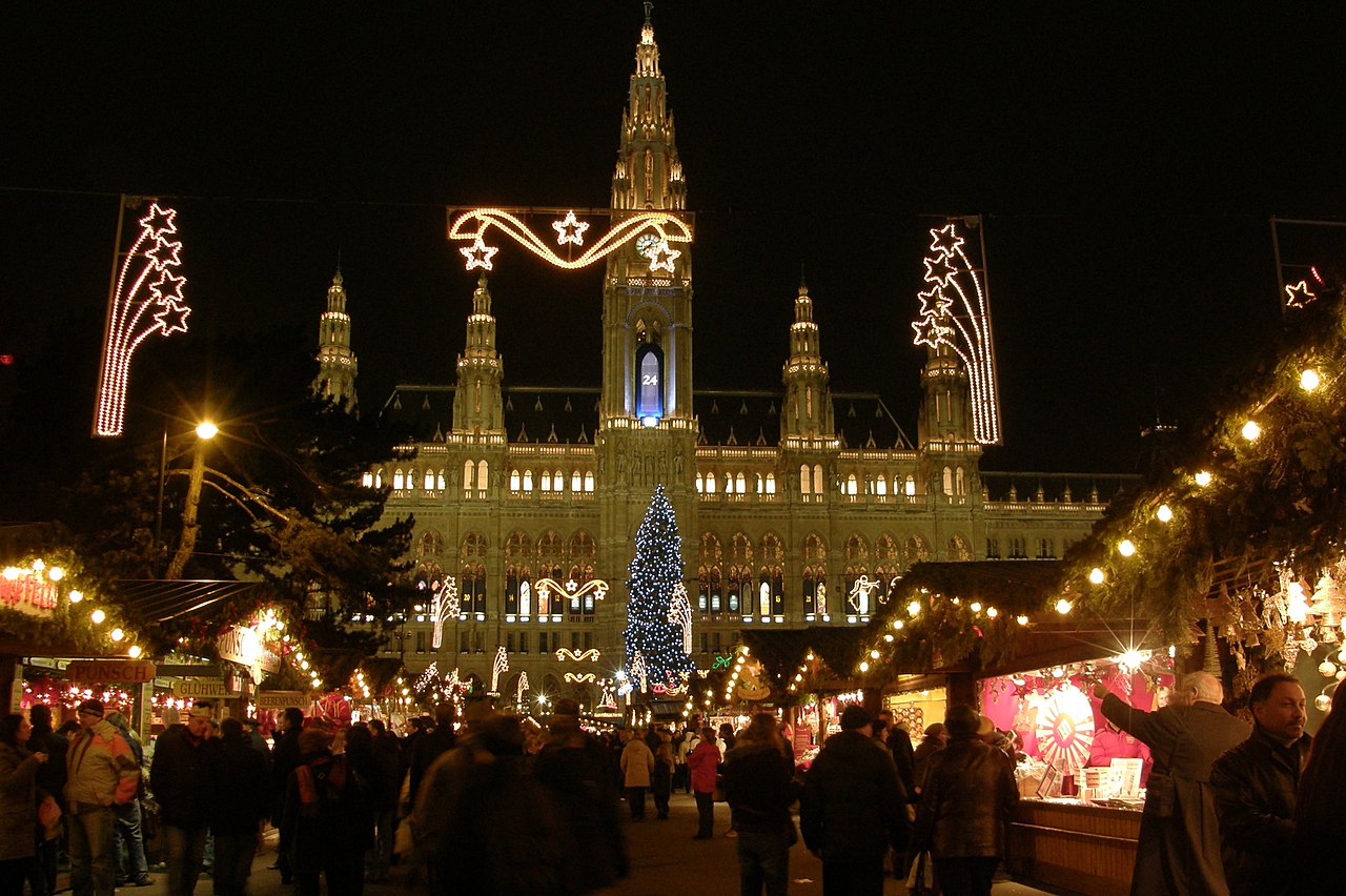 فيينا من أجمل وجهات سياحية في ديسمبر للعطلات الساحرة بواسطة Andrei Dan Suciu