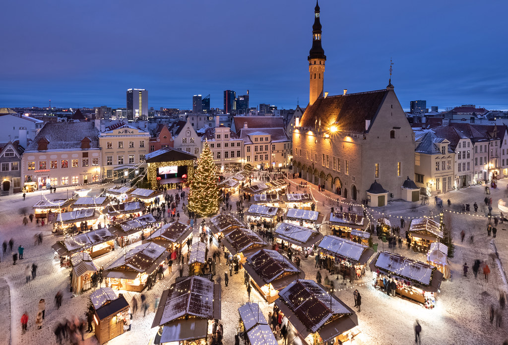 أسواق الكريسماس المبهجة في تالين أستونيا بواسطة Visit Estonia