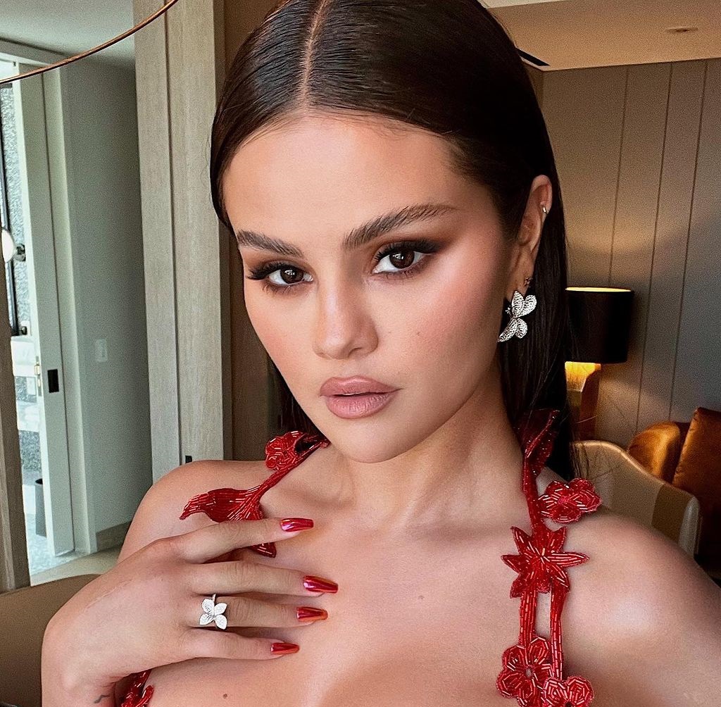 اطلالة Selena Gomez بمكياج ساحر مع الظلال البنية القوية- الصورة من حسابها على انستغرام - Copy