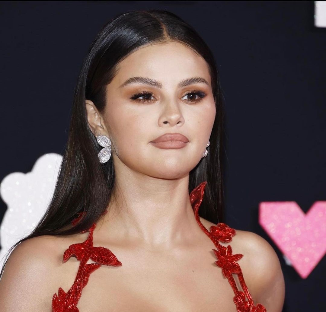 اطلالة Selena Gomez بمكياج ساحر مع الظلال البنية- الصورة من حسابها على انستغرام