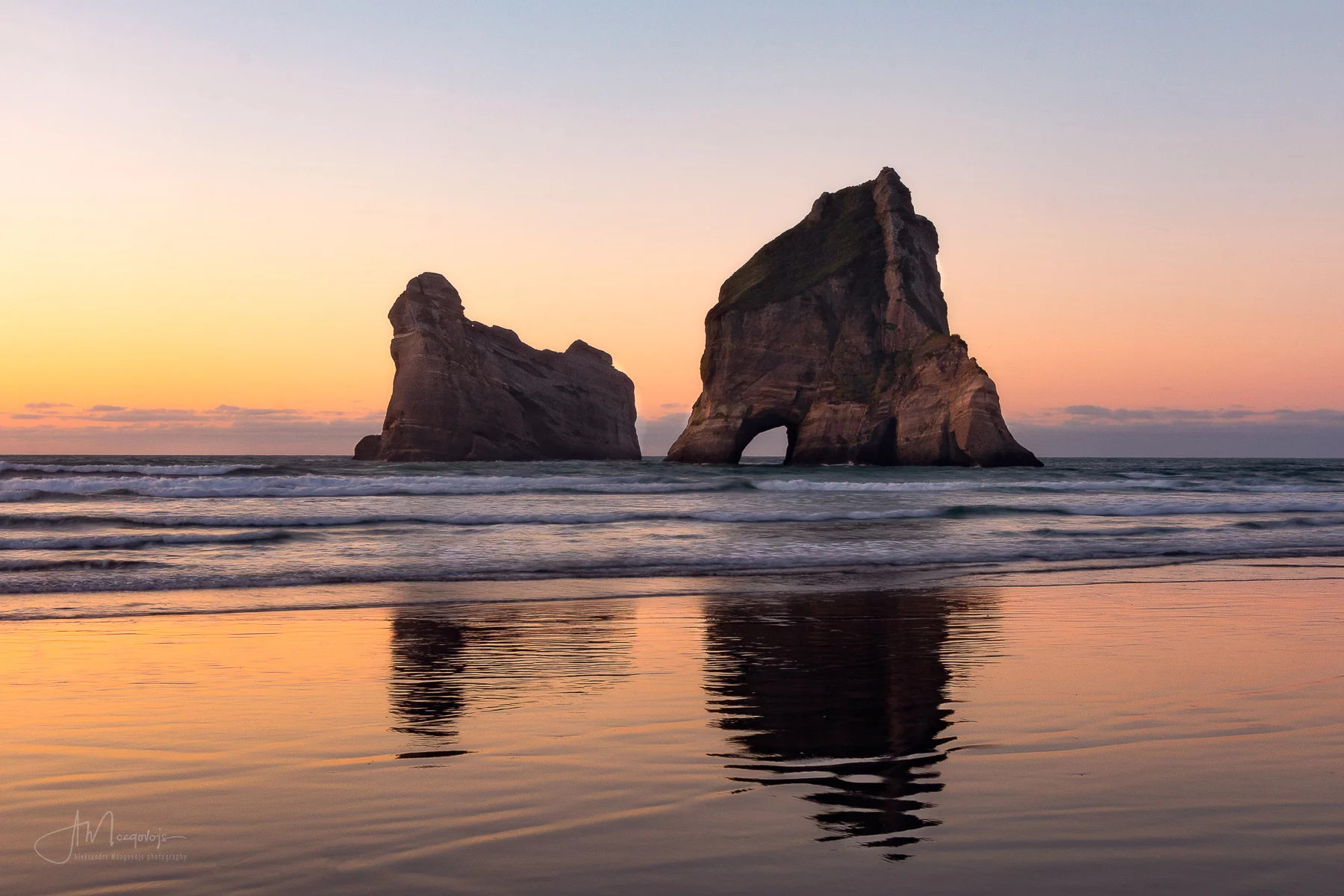 أقواس شاطئ واراريكي Wharariki Beach، نيوزيلندا