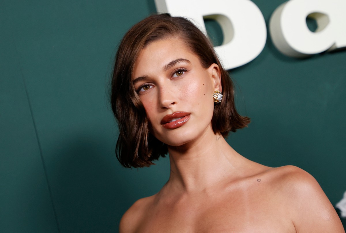 إطلالة Hailey Bieber المكياج البرونزي