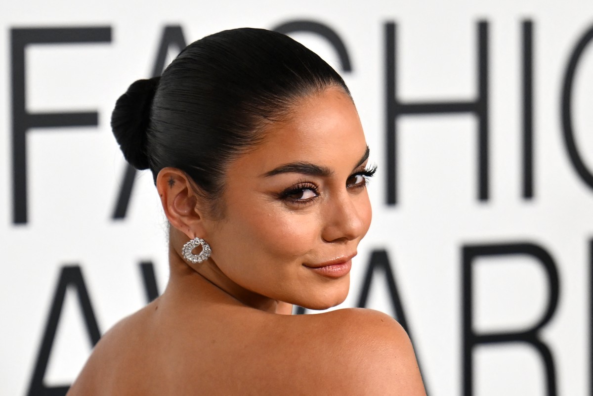 اطلالة Vanessa Hudgens برسمات المكياج البرونزي الفاتح