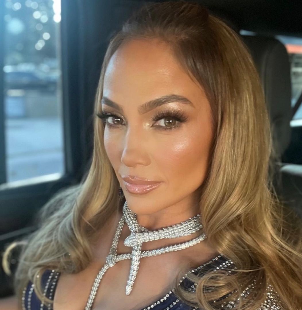 اطلالة Jennifer Lopez بمكياج برونزي لماع