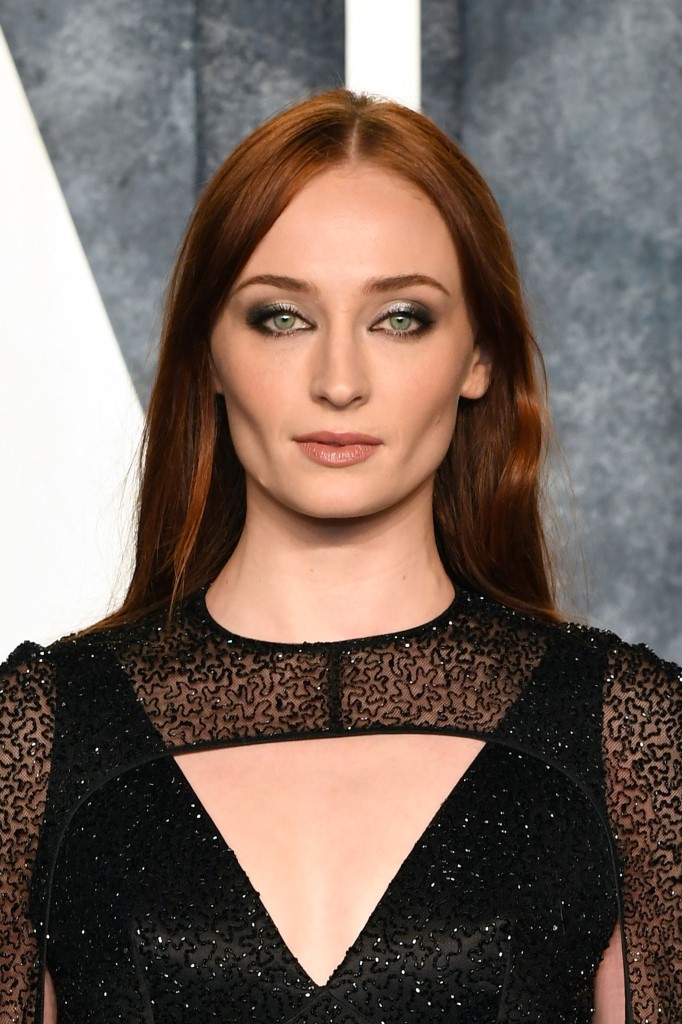 إطلالة Sophie Turner برسمات المكياج السموكي مع الفضي في حفلVanity Fair