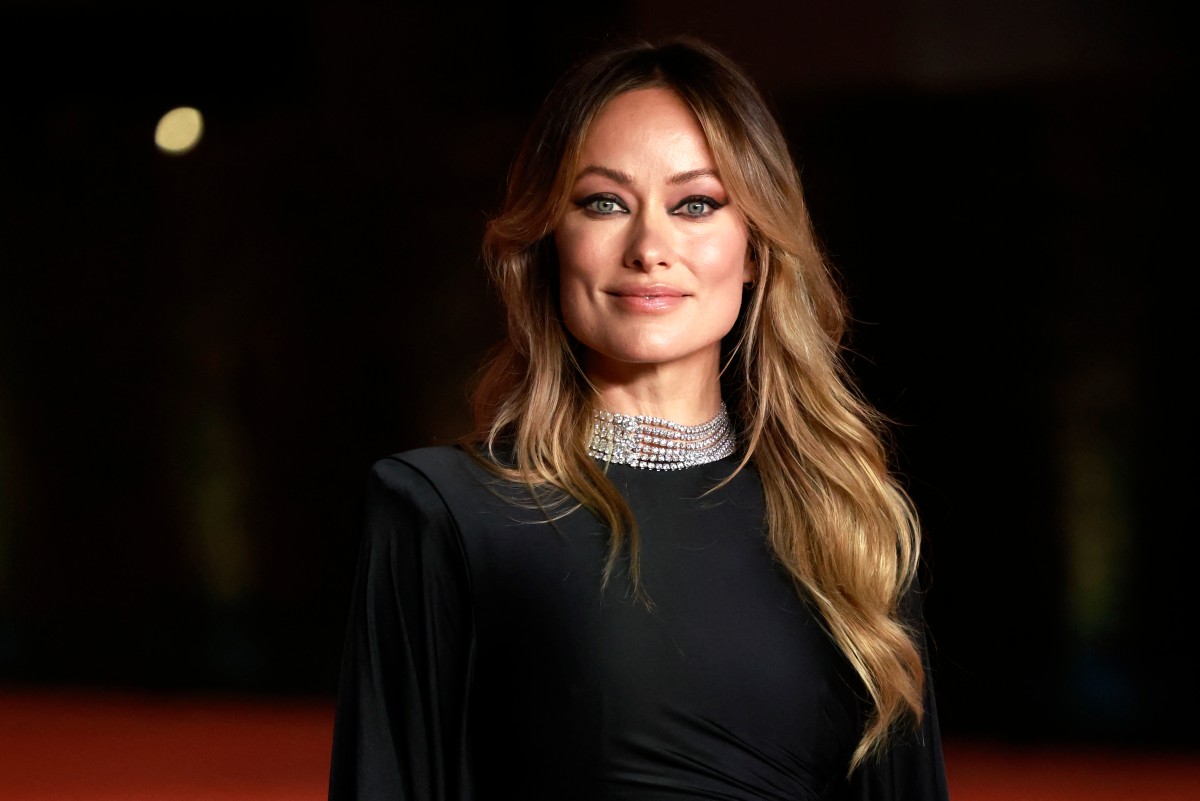 إطلالة Olivia Wilde بالمكياج السموكي المات في حفل Academy Museum