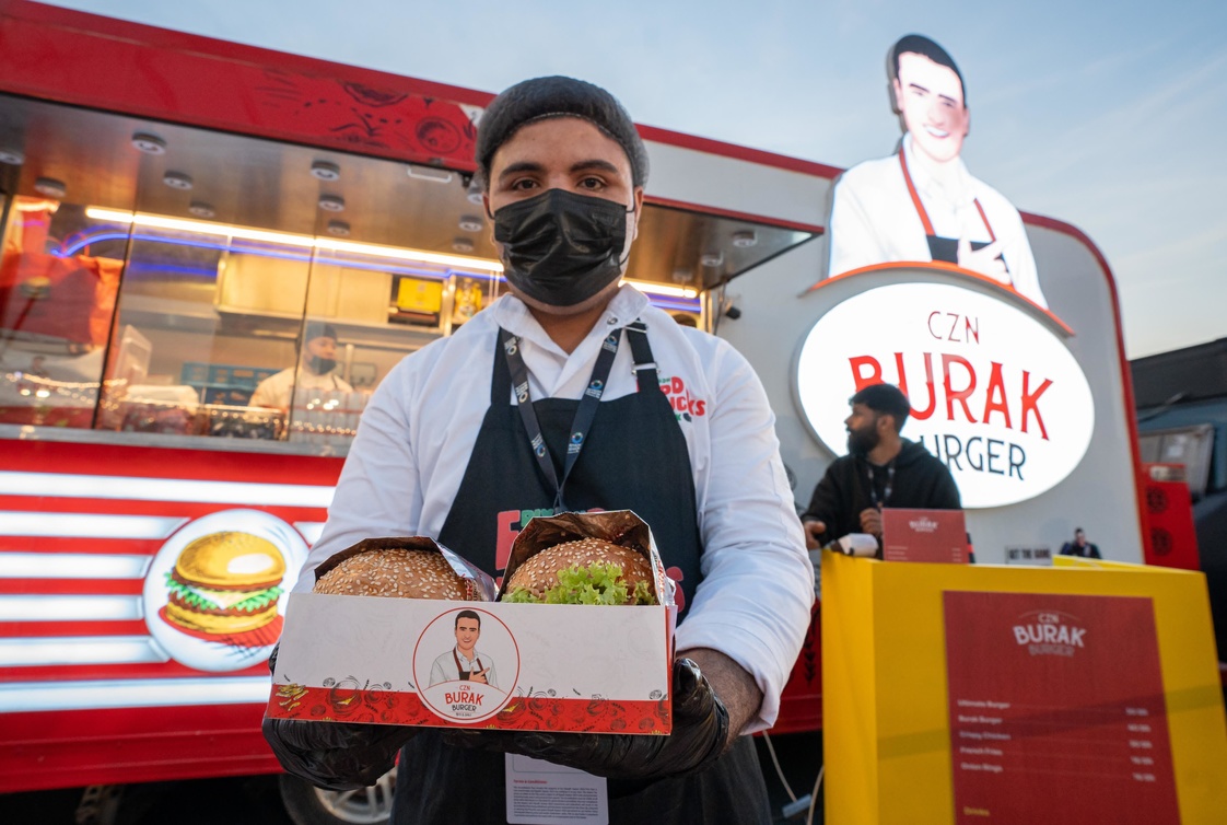  برجر بنكهة فريدة في مهرجان الرياض لعربات الطعام.  