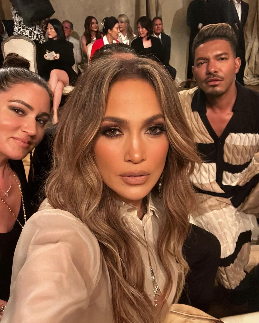 رسمات المكياج الترابي الداكن بأسلوب Jennifer Lopez- الصورة من حسابها على انستغرام