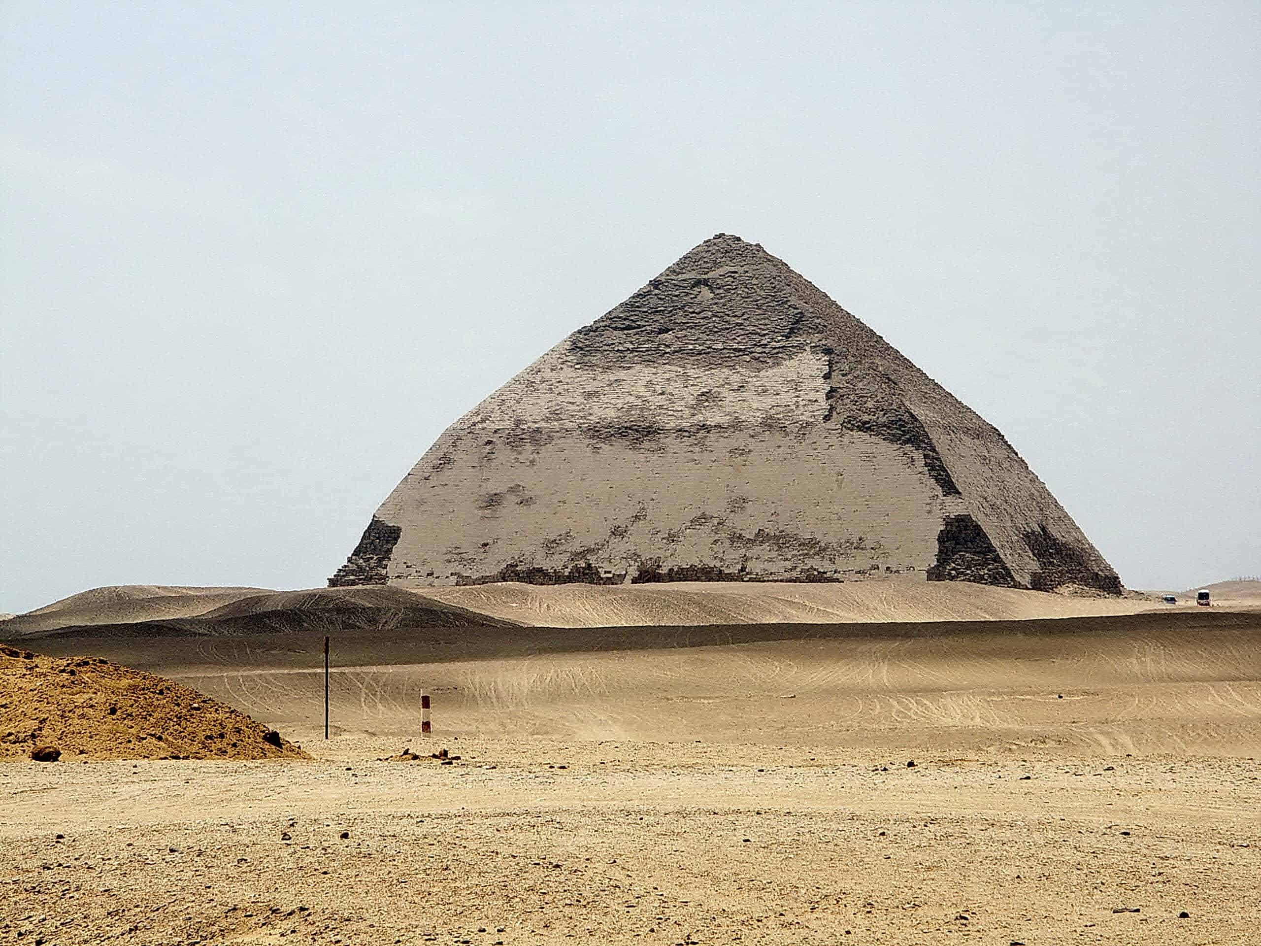 الهرم المنحني Bent Pyramid (1,237 مليون متر مكعب)، دهشور، جمهورية مصر العربية