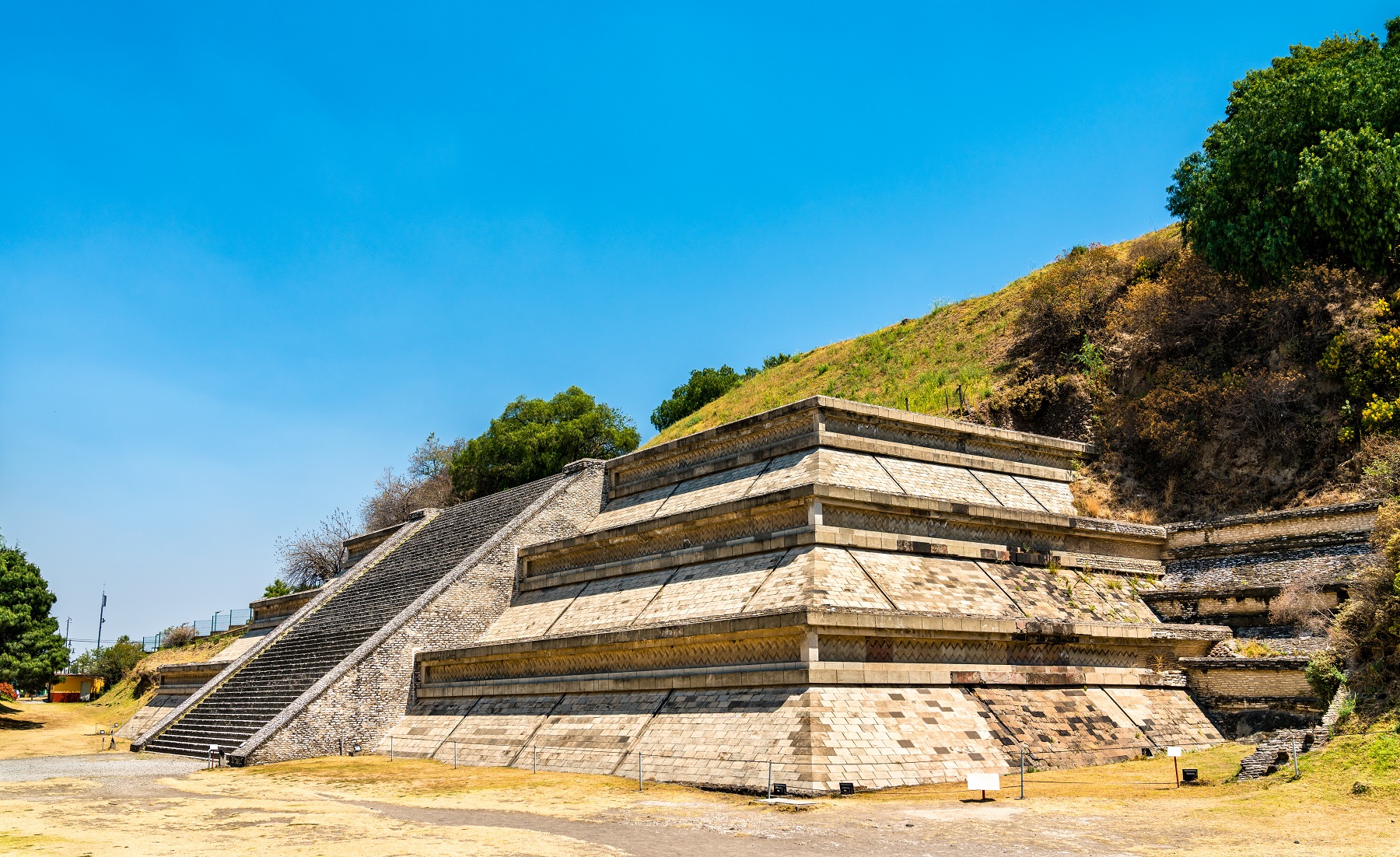 هرم خولولا الكبير Great Pyramid of Cholula (1,8 مليون متر مكعب)، ولاية بويبلا، المكسيك