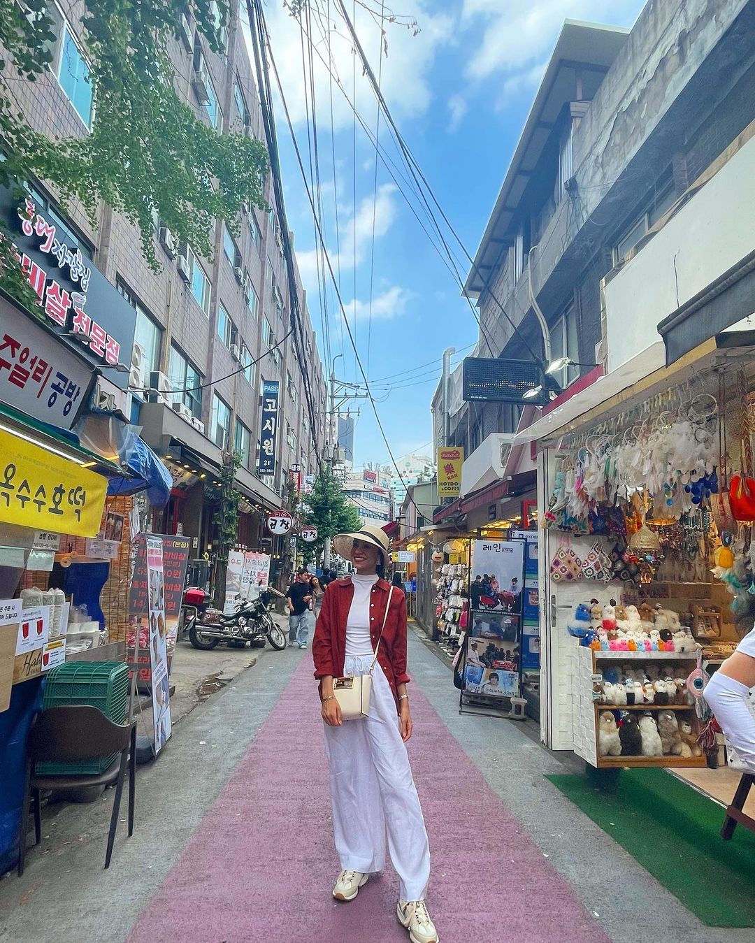 زينة عماد تسير في شوارع العاصمة الكورية سول