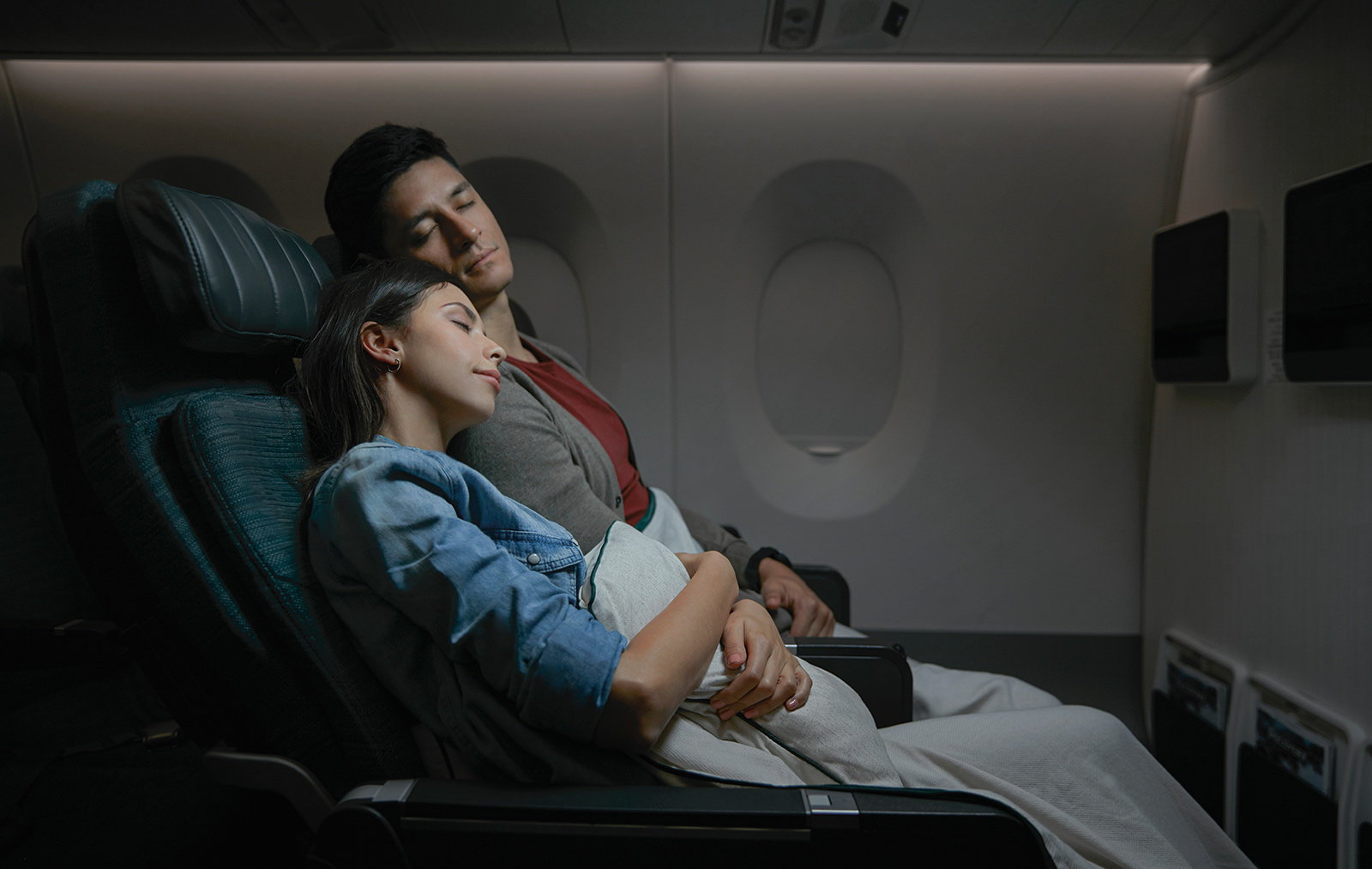 النوم والاسترخاء أثناء السفر مع زوجك