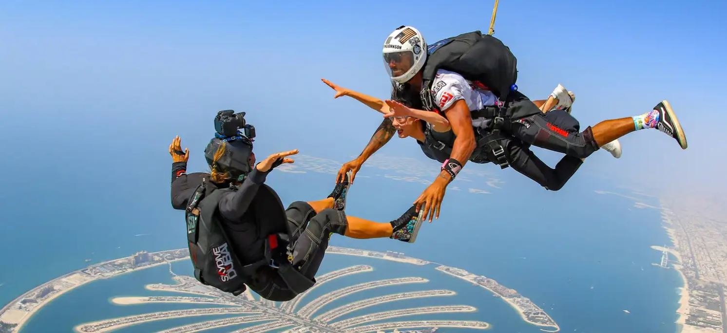  القفز بالمظلة في سماء دبي 
