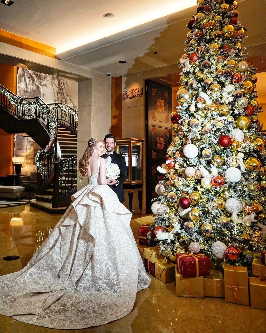 لقطة للعروسين إلى جانب شجرة الكريسماس