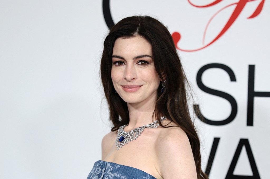 إطلالة Anne Hathaway بالمكياج الأسود المات في حفل CFDA Fashion