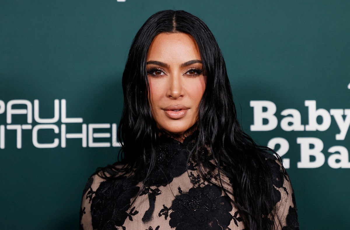 إطلالة Kim Kardashian برسمات المكياج البرونزي اللماع