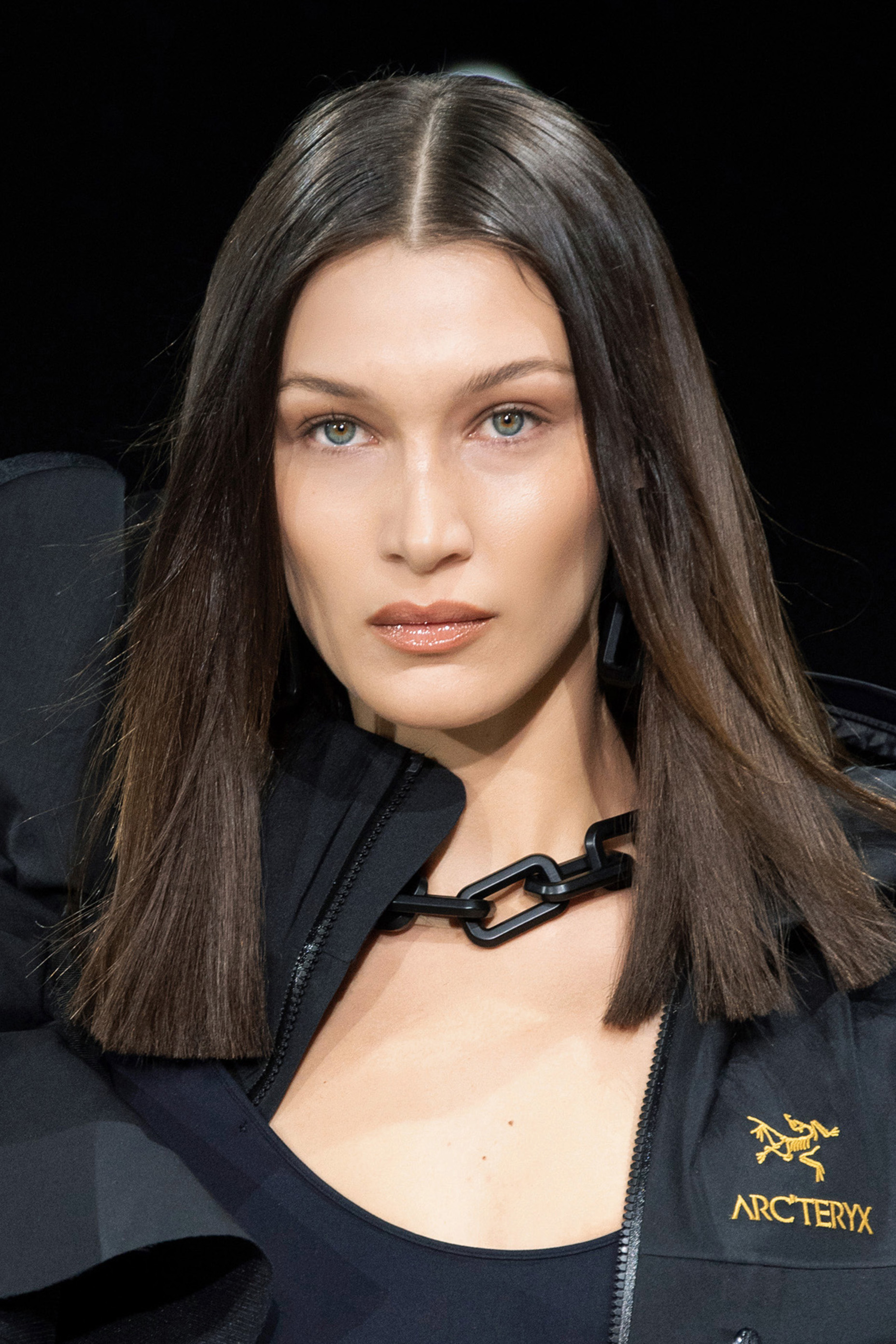 الوان صبغات الشعر البني الموحد واللماع بأسلوب Bella Hadid