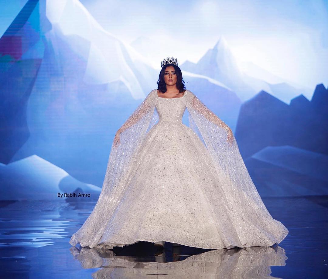 فرح الهادي بفستان زفاف في عرض الازياء للمصمم يوسف الجسمي عام 2018