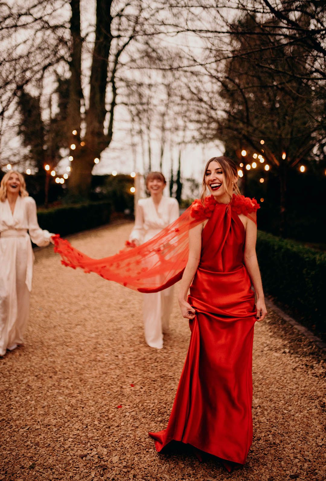 ارتداء فستان زفاف أحمر مع كيب في حفل زفاف شتوي احتفالي