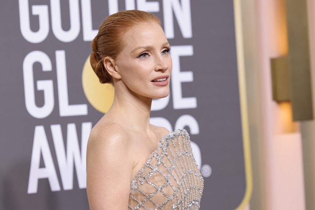 اطلالة Jessica Chastain بتسريحات شعر الكعكة المنخفضة