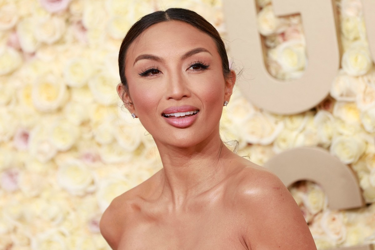 إطلالة Jeannie Mai برسمات المكياج النيود الساحر