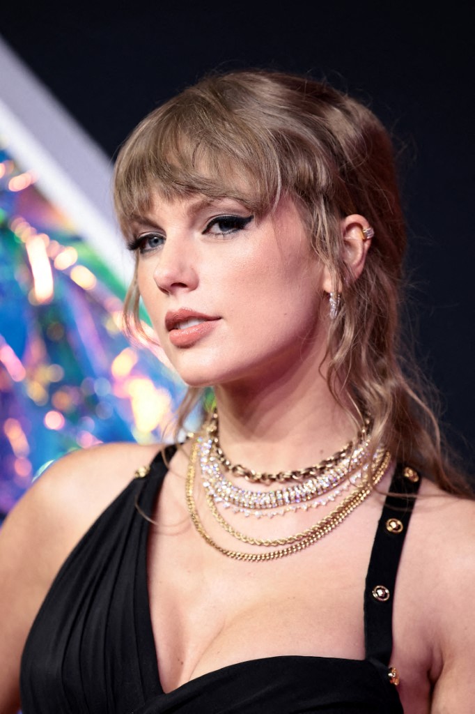 تسريحات شعر مترابطة مع الغرة العريضة من اطلالة Taylor Swift