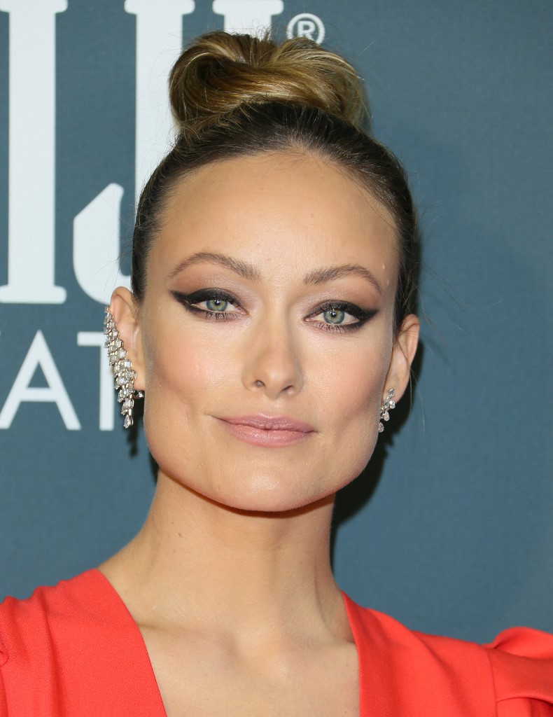 إطلالة Olivia Wilde برسمات الخطوط السوداء المات عام 2020