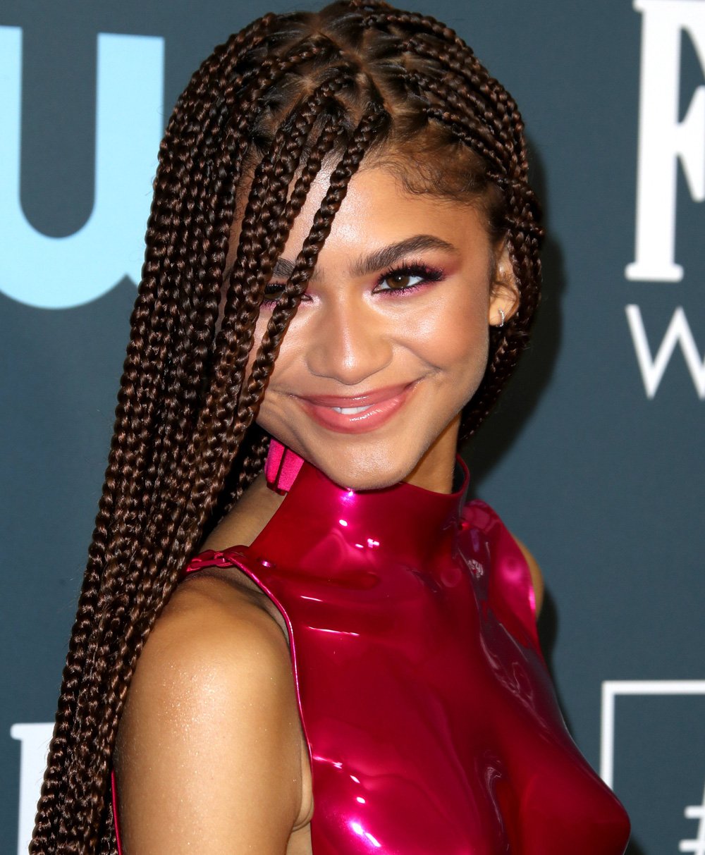 إطلالة Zendaya بالمكياج الملون والزهري عام 2020