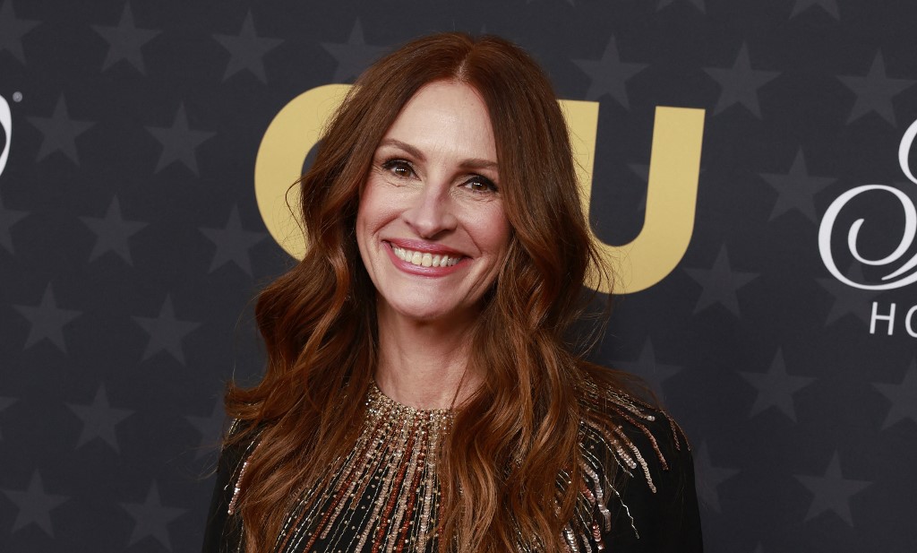 إطلالة Julia Roberts برسمات الآيلاينر العصرية عام  2023