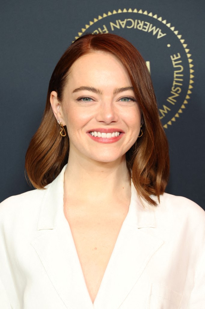 إطلالة Emma Stone بصبغات الشعر الأحمر والبني