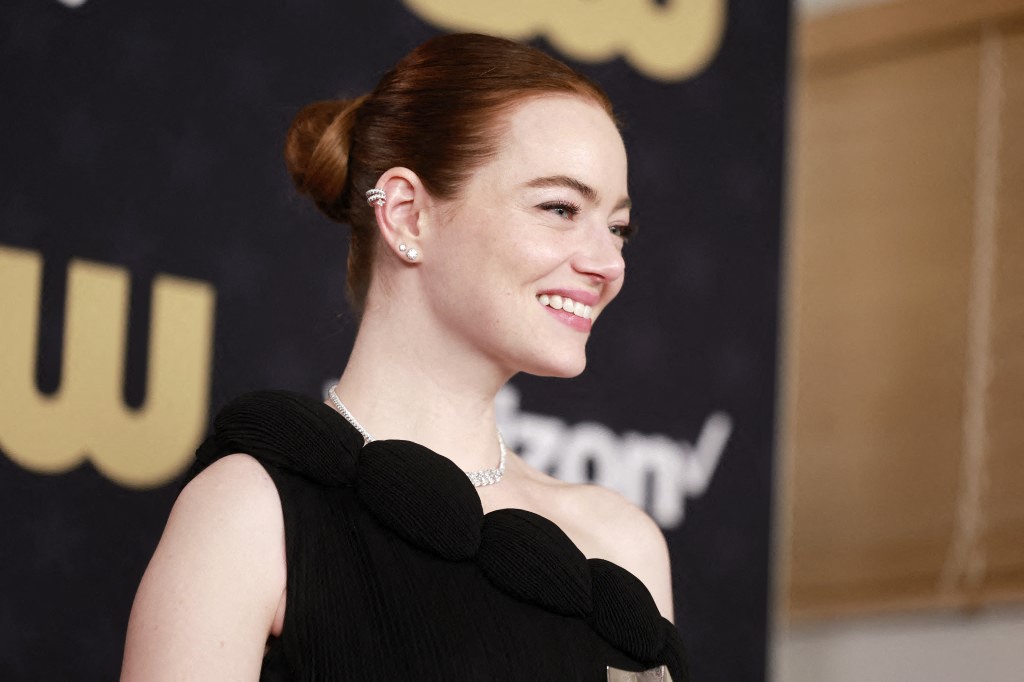 تسريحات شعر كعكة الباليه العريضة والملمومة بأسلوب Emma Stone