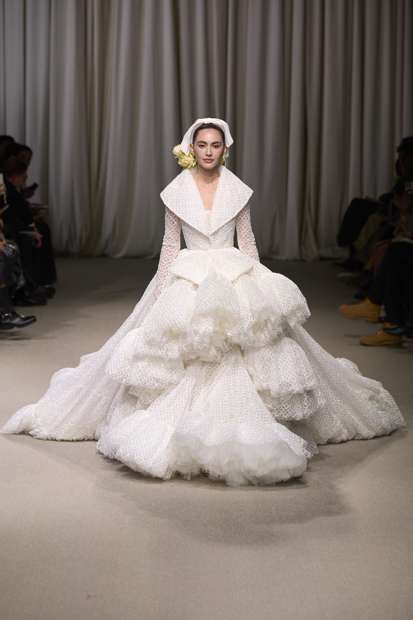 Giambattista Valli التصاميم الكبيرة والمنفوشة ترافق عروس