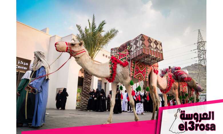 الزوار  يتابعون فعالية قافلة مكة في أرجاء حي حراء الثقافي