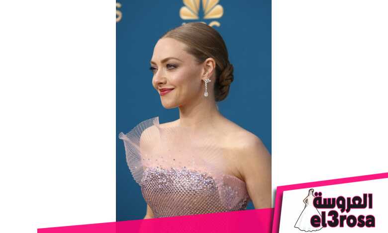 تسريحات شعر كعكة الباليه المنخفضة والملمومة بأسلوب Amanda Seyfried