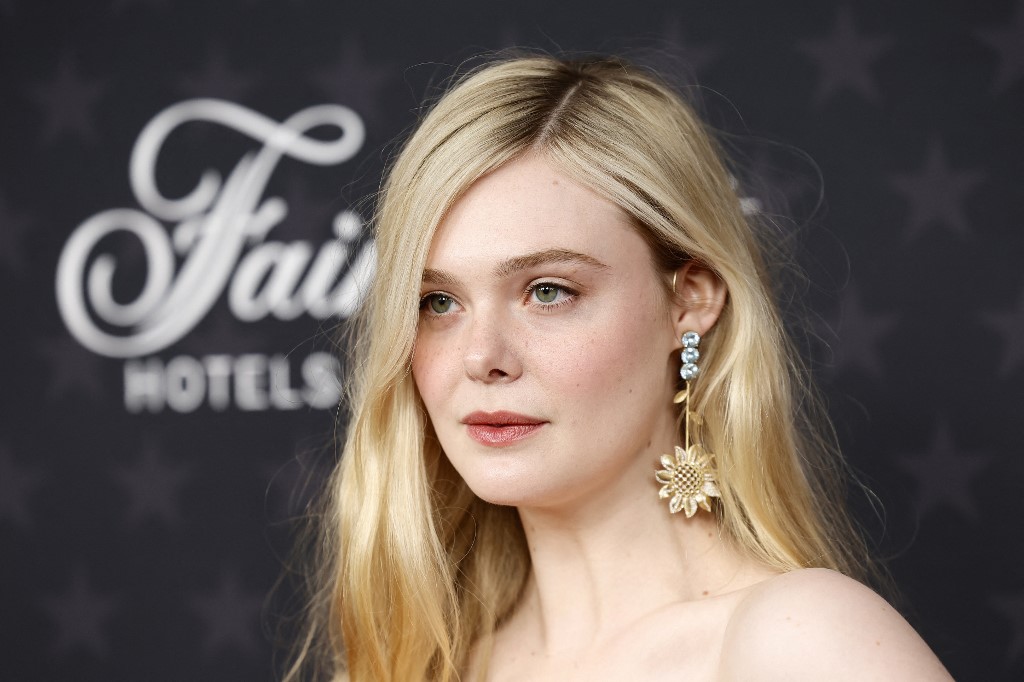 إطلالة Elle Fanning بمكياج طبيعي ومشرق عام 2023