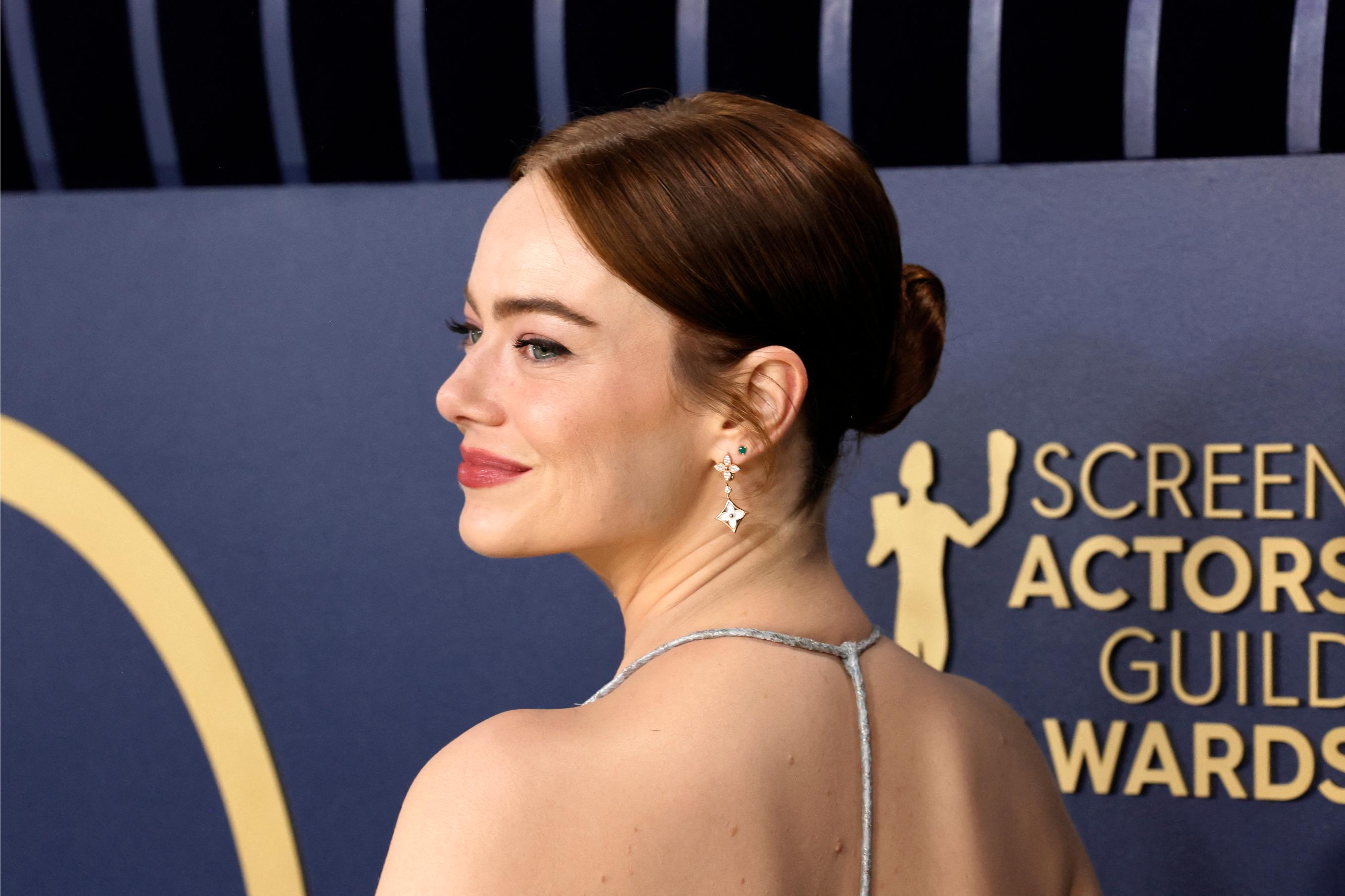 إطلالة Emma Stone بتسريحات شعر الكعكة المنخفضة