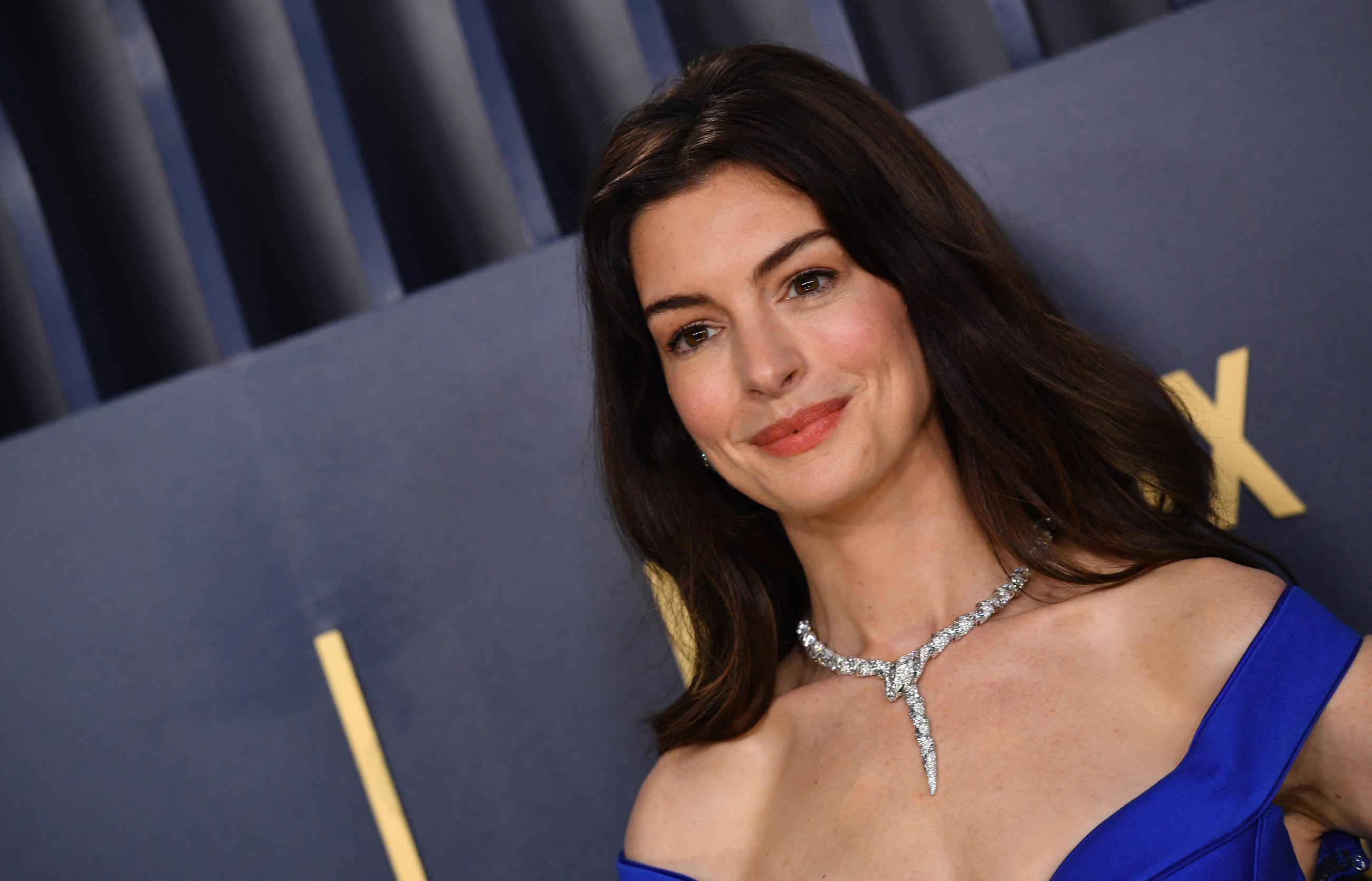 الجميلة Anne Hathaway فلم تتخلى رسمات المكياج الطبيعي