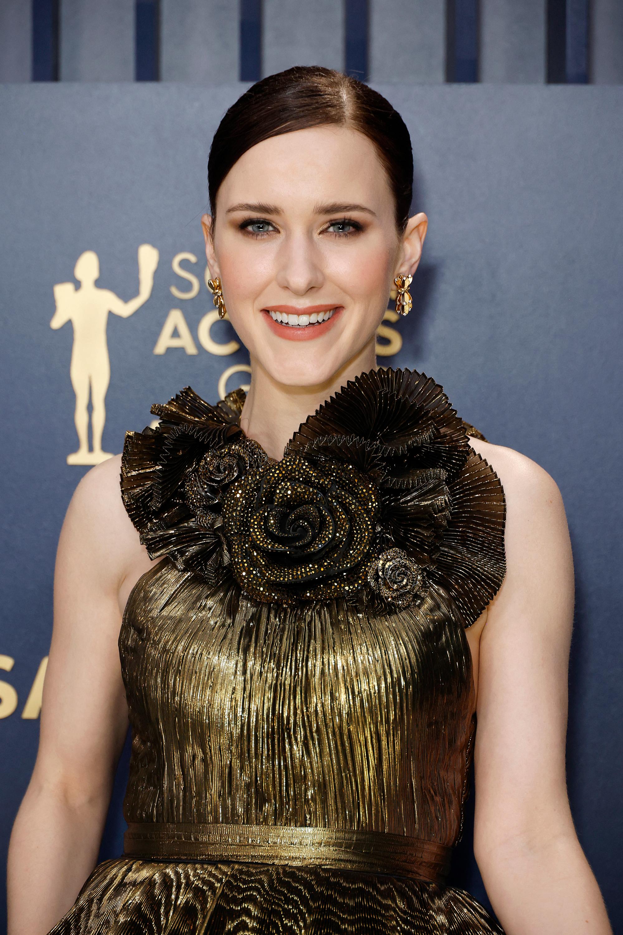 إطلالة Rachel Brosnahan برسمات المكياج المرجاني