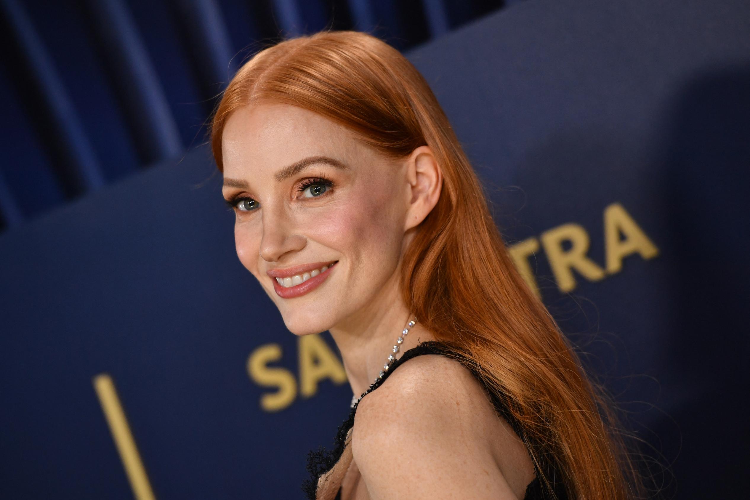 1 رئيسية إطلالة Jessica Chastain برسمات المكياج البني