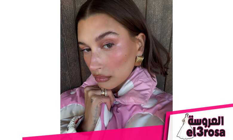 إطلالة Hailey Bieber بالمكياج الوردي الغلوسي