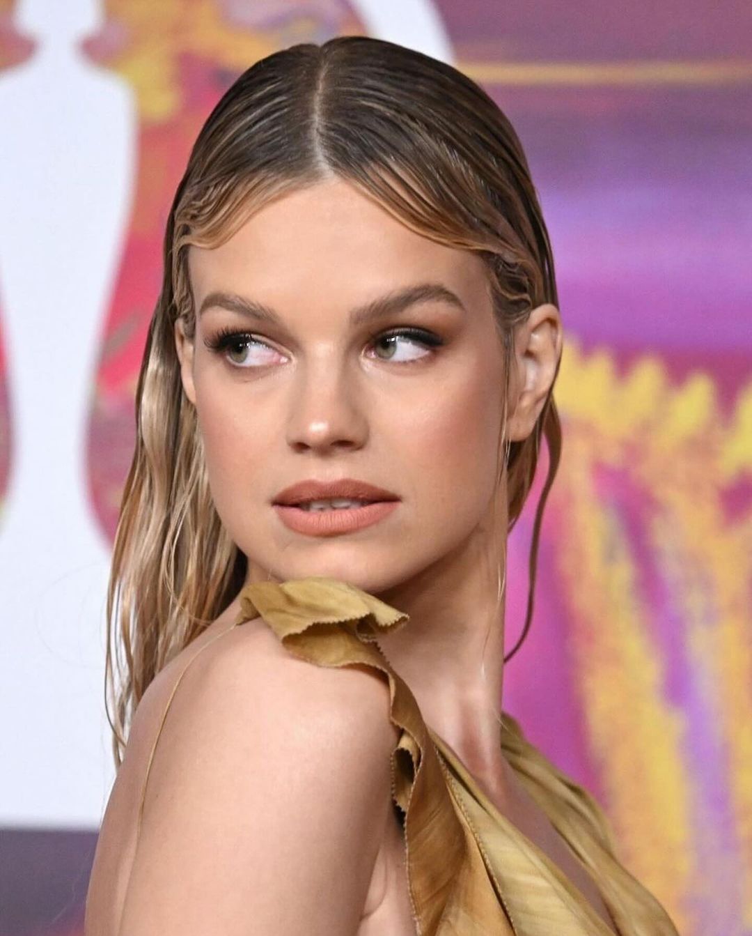 إطلالة Nadine Leopold برسمات المكياج الناعم