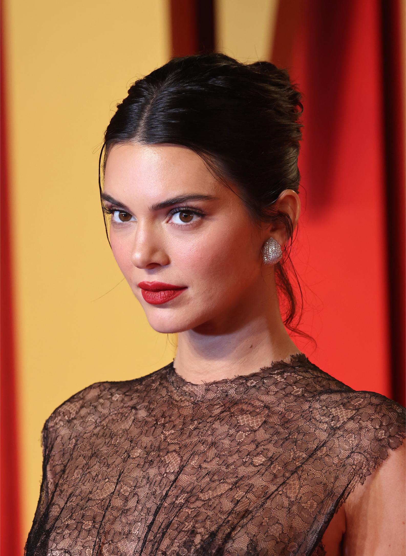 إطلالة Kendall Jenner بأحمر الشفاه القوي