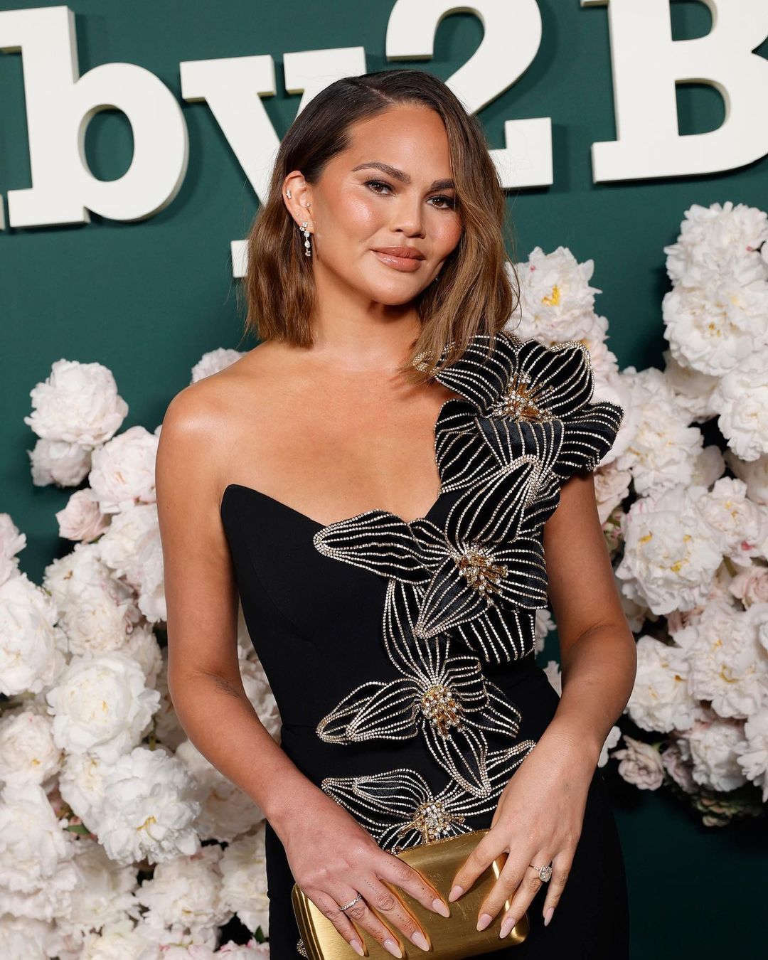 قصات شعر البوب كاريه المتدرجة بأسلوب Chrissy Teigen