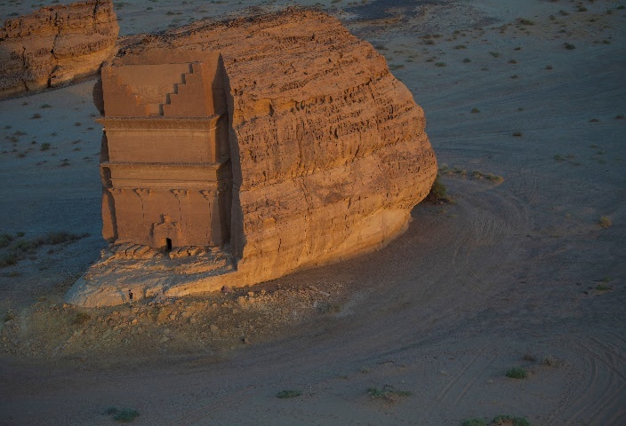  مشاهد استثنائية للعلا مع جولات الهليكوبتر 