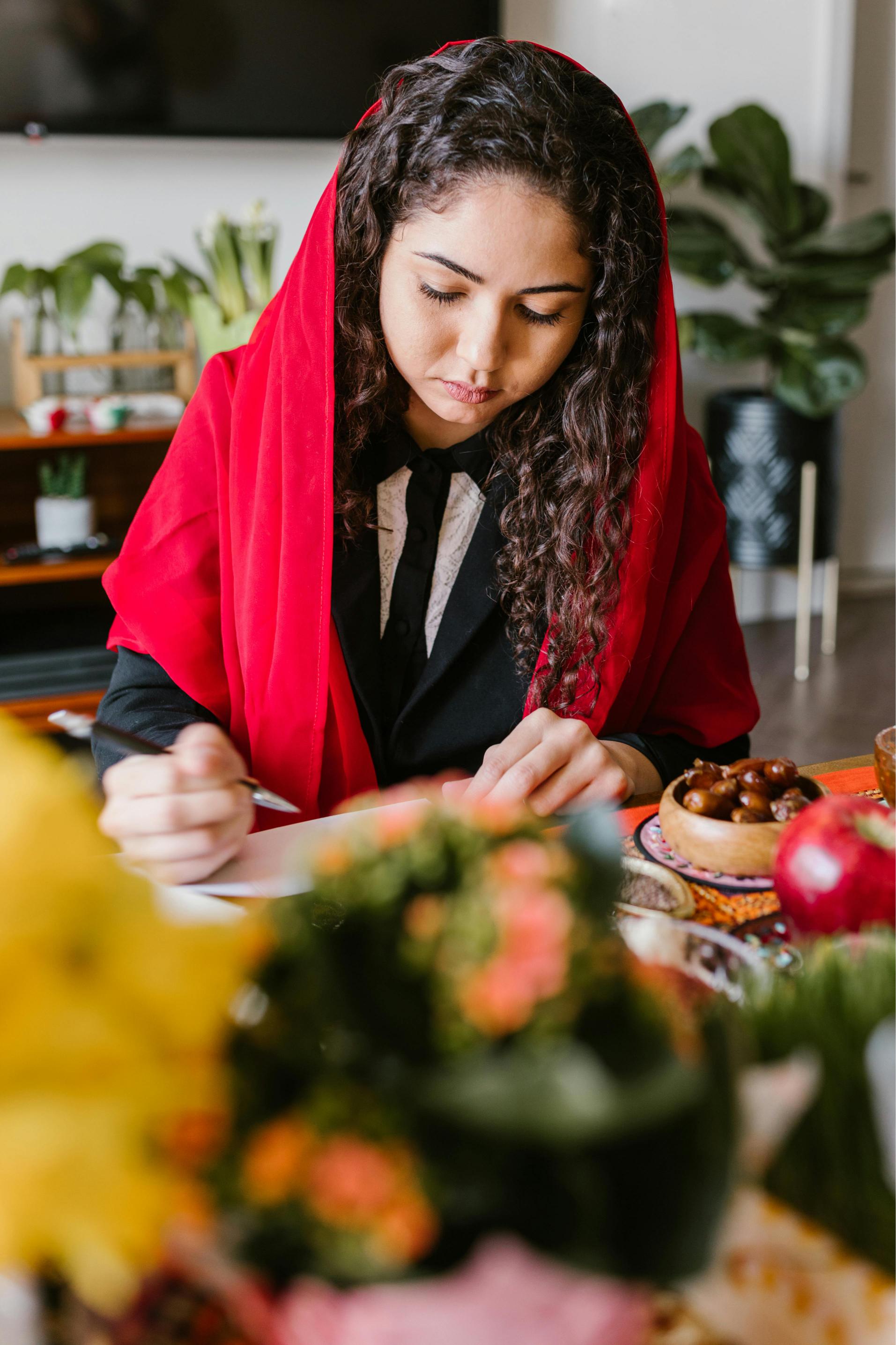 يُمكنك مساعدة الآخرين بتقديم العون لهم في إعداد الطعام أو مشاركتك بالحملات الخيرية على مدار الشهر الفضيل